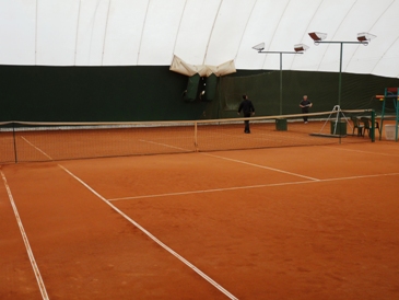 Теннисный корт с грунтовым покрытием